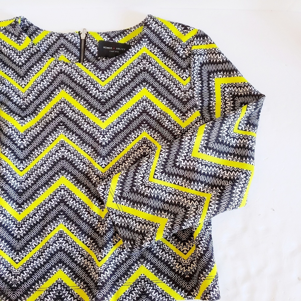 Romeo + Juliet Couture Chevron Cropped Top L